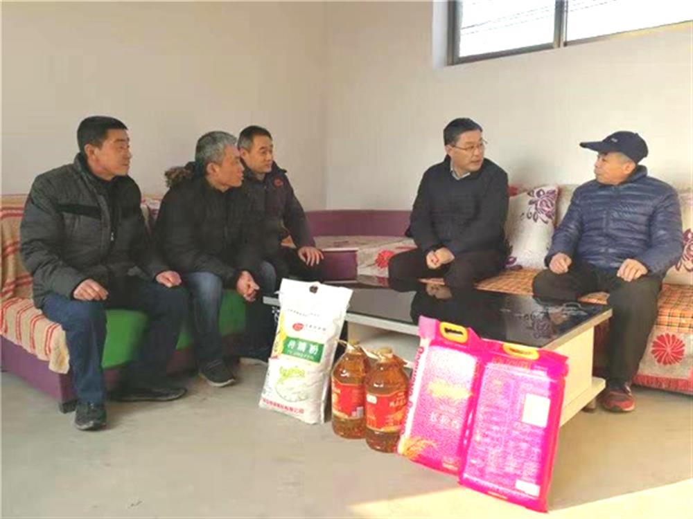 济南点点体育在线登录入口集团节前走访慰问第一书记任职村困难群体
