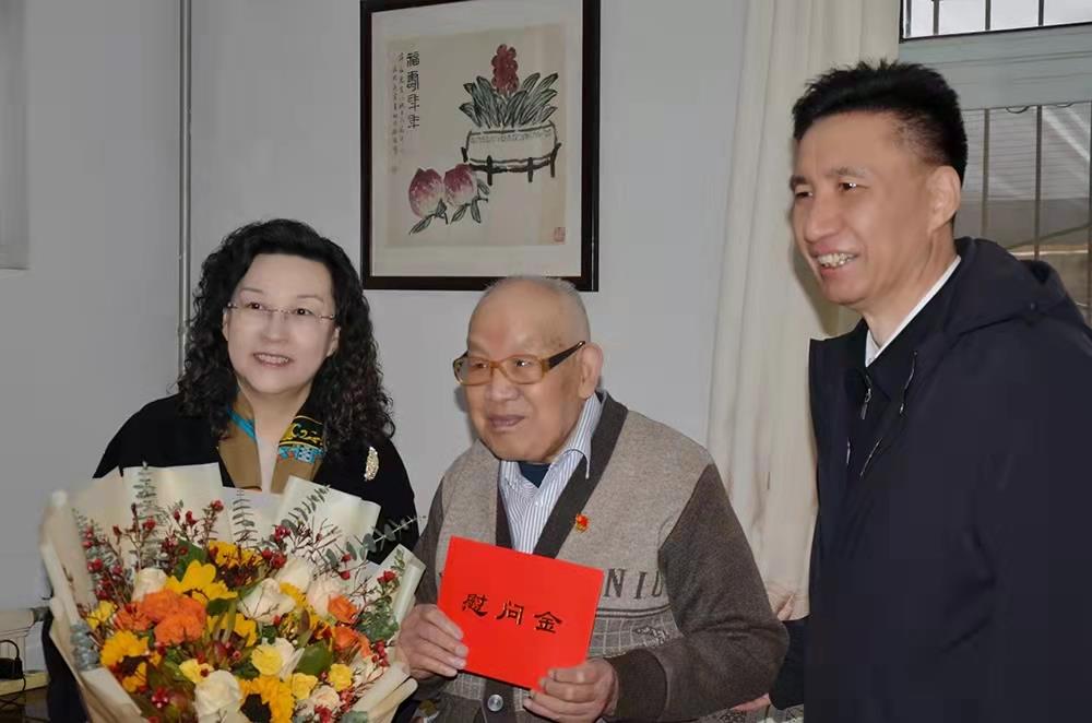 济南点点体育在线登录入口集团党委副书记、总经理黄蓓走访慰问离休老干部、老党员
